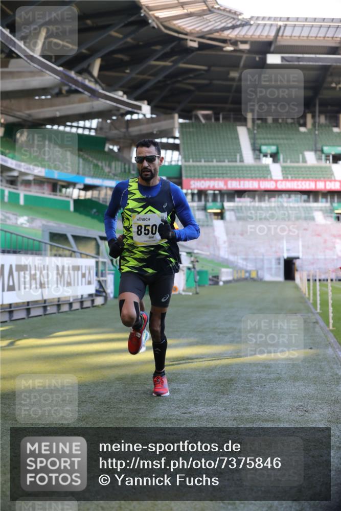 06.10.2024 - 19. swb-Marathon Bremen Yannick Fuchs http://msf.ph/oto/7375846 06.10.2024 10:17:26 Laufen im Stadion 8211, 8500, 8560, 9039 meine-sportfotos.de