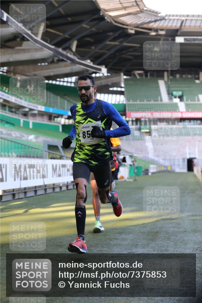 06.10.2024 - 19. swb-Marathon Bremen Yannick Fuchs http://msf.ph/oto/7375853 06.10.2024 10:17:26 Laufen im Stadion 8211, 8500, 8560, 9039 meine-sportfotos.de