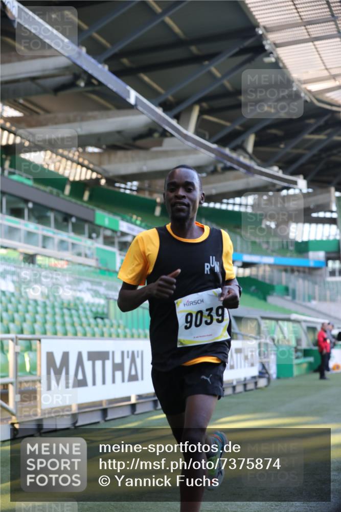 06.10.2024 - 19. swb-Marathon Bremen Yannick Fuchs http://msf.ph/oto/7375874 06.10.2024 10:17:27 Laufen im Stadion 8500, 8560, 9039 meine-sportfotos.de