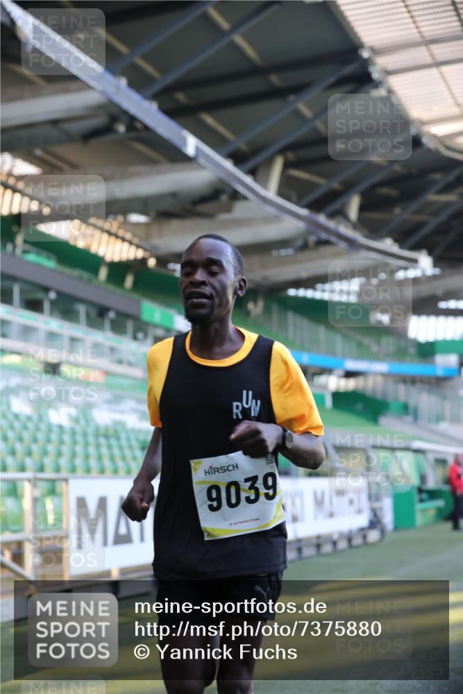 06.10.2024 - 19. swb-Marathon Bremen Yannick Fuchs http://msf.ph/oto/7375880 06.10.2024 10:17:27 Laufen im Stadion 8500, 8560, 9039 meine-sportfotos.de