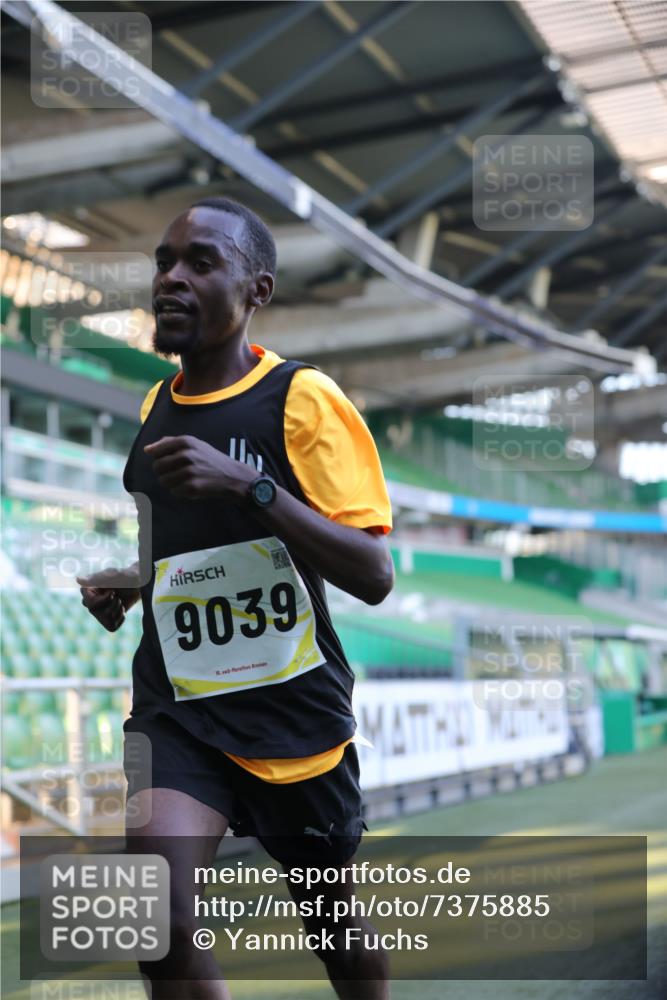 06.10.2024 - 19. swb-Marathon Bremen Yannick Fuchs http://msf.ph/oto/7375885 06.10.2024 10:17:27 Laufen im Stadion 8500, 8560, 9039 meine-sportfotos.de