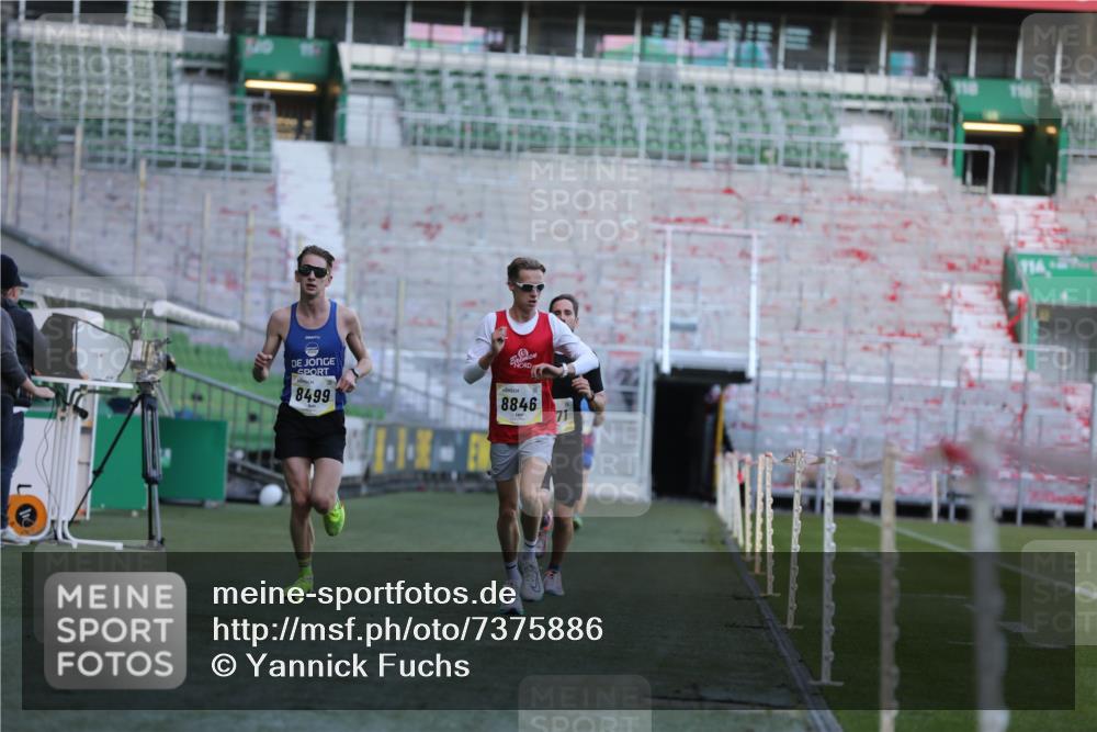 06.10.2024 - 19. swb-Marathon Bremen Yannick Fuchs http://msf.ph/oto/7375886 06.10.2024 10:17:50 Laufen im Stadion 8371, 8500, 8560, 8846, 9039 meine-sportfotos.de