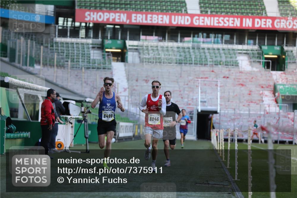 06.10.2024 - 19. swb-Marathon Bremen Yannick Fuchs http://msf.ph/oto/7375911 06.10.2024 10:17:51 Laufen im Stadion 8371, 8500, 8560, 8846, 9039 meine-sportfotos.de