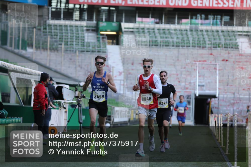 06.10.2024 - 19. swb-Marathon Bremen Yannick Fuchs http://msf.ph/oto/7375917 06.10.2024 10:17:51 Laufen im Stadion 8371, 8500, 8560, 8846, 9039 meine-sportfotos.de