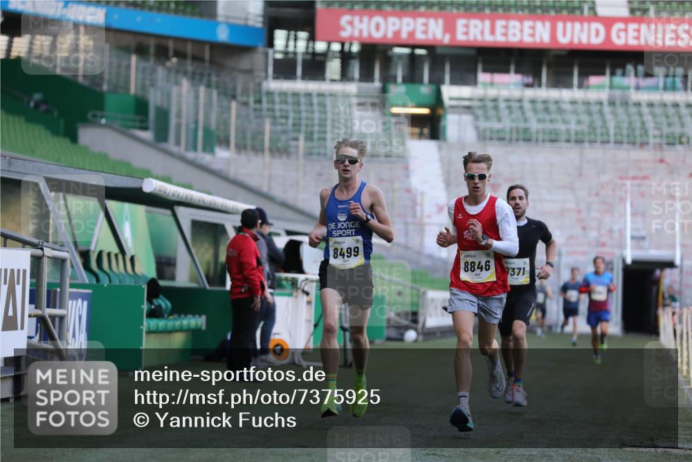 06.10.2024 - 19. swb-Marathon Bremen Yannick Fuchs http://msf.ph/oto/7375925 06.10.2024 10:17:52 Laufen im Stadion 8371, 8500, 8560, 8846, 9039 meine-sportfotos.de
