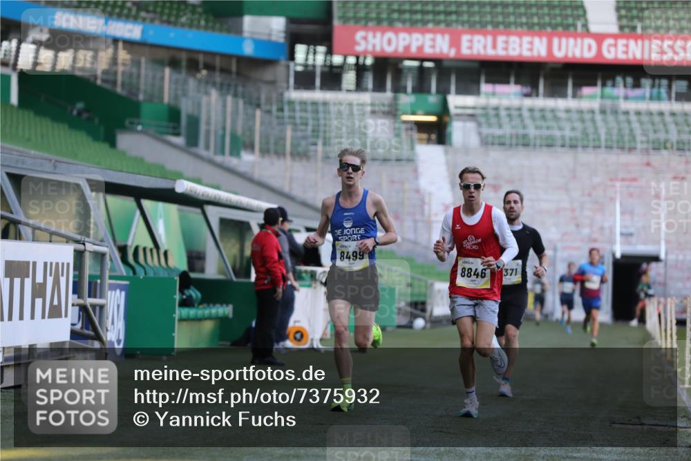 06.10.2024 - 19. swb-Marathon Bremen Yannick Fuchs http://msf.ph/oto/7375932 06.10.2024 10:17:52 Laufen im Stadion 8371, 8500, 8560, 8846, 9039 meine-sportfotos.de