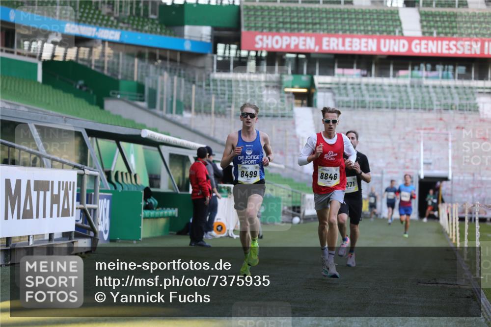06.10.2024 - 19. swb-Marathon Bremen Yannick Fuchs http://msf.ph/oto/7375935 06.10.2024 10:17:52 Laufen im Stadion 8371, 8500, 8560, 8846, 9039 meine-sportfotos.de