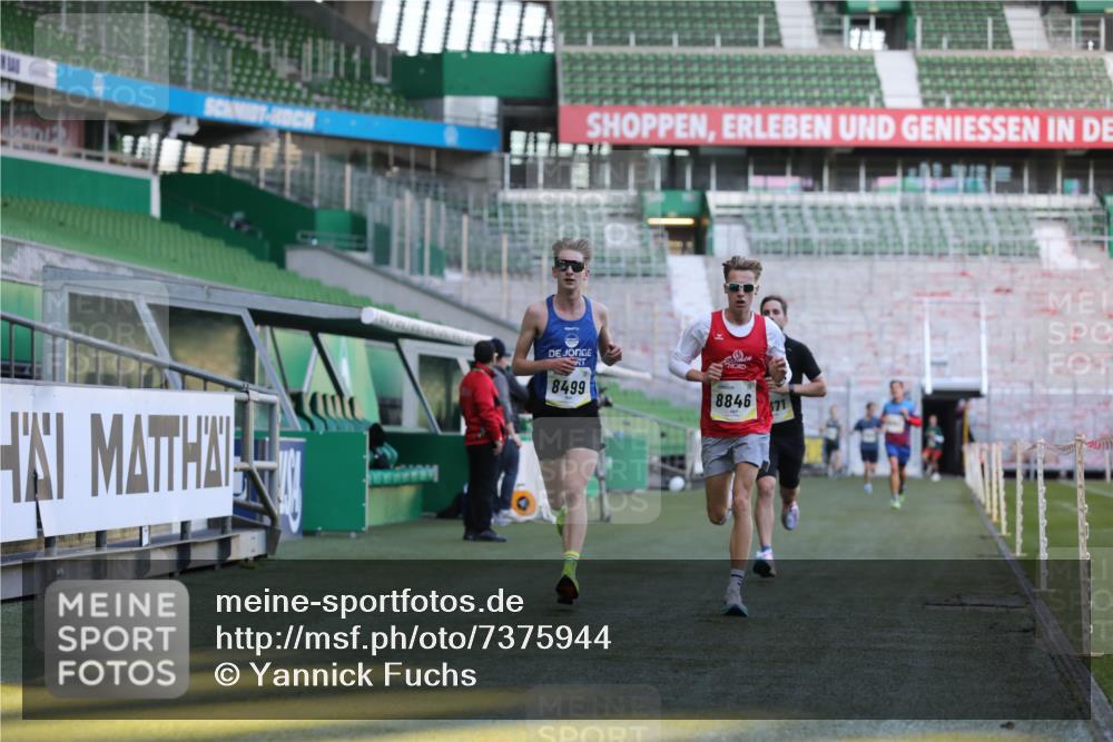 06.10.2024 - 19. swb-Marathon Bremen Yannick Fuchs http://msf.ph/oto/7375944 06.10.2024 10:17:53 Laufen im Stadion 8371, 8500, 8560, 8846, 9039 meine-sportfotos.de