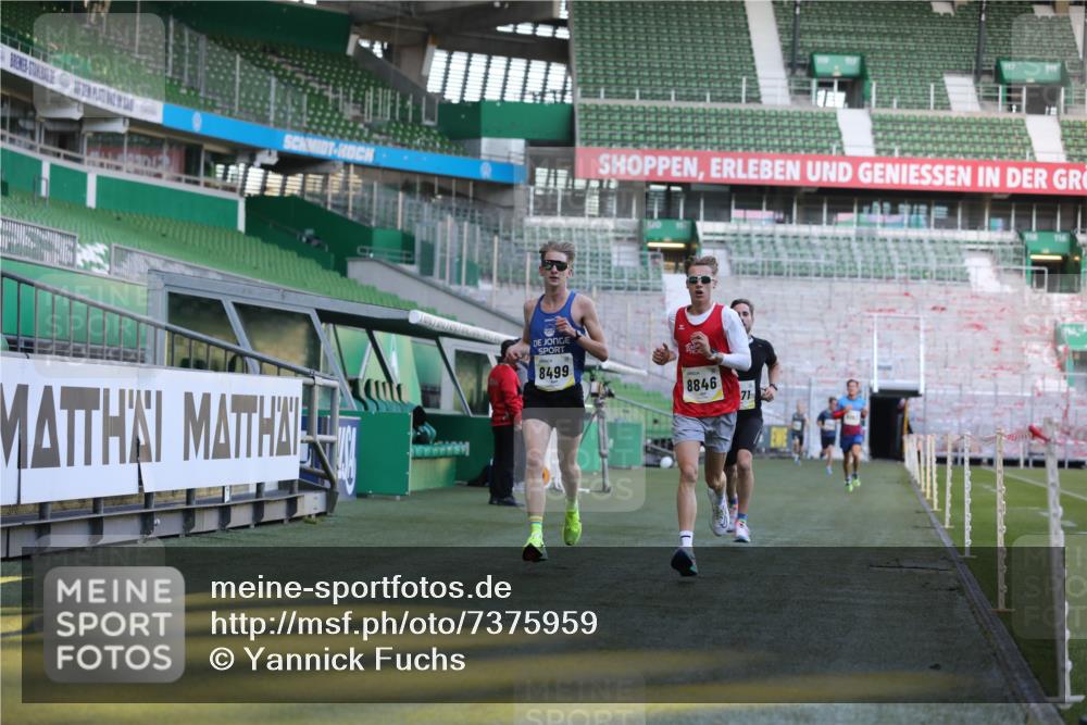 06.10.2024 - 19. swb-Marathon Bremen Yannick Fuchs http://msf.ph/oto/7375959 06.10.2024 10:17:53 Laufen im Stadion 8371, 8500, 8560, 8846, 9039 meine-sportfotos.de