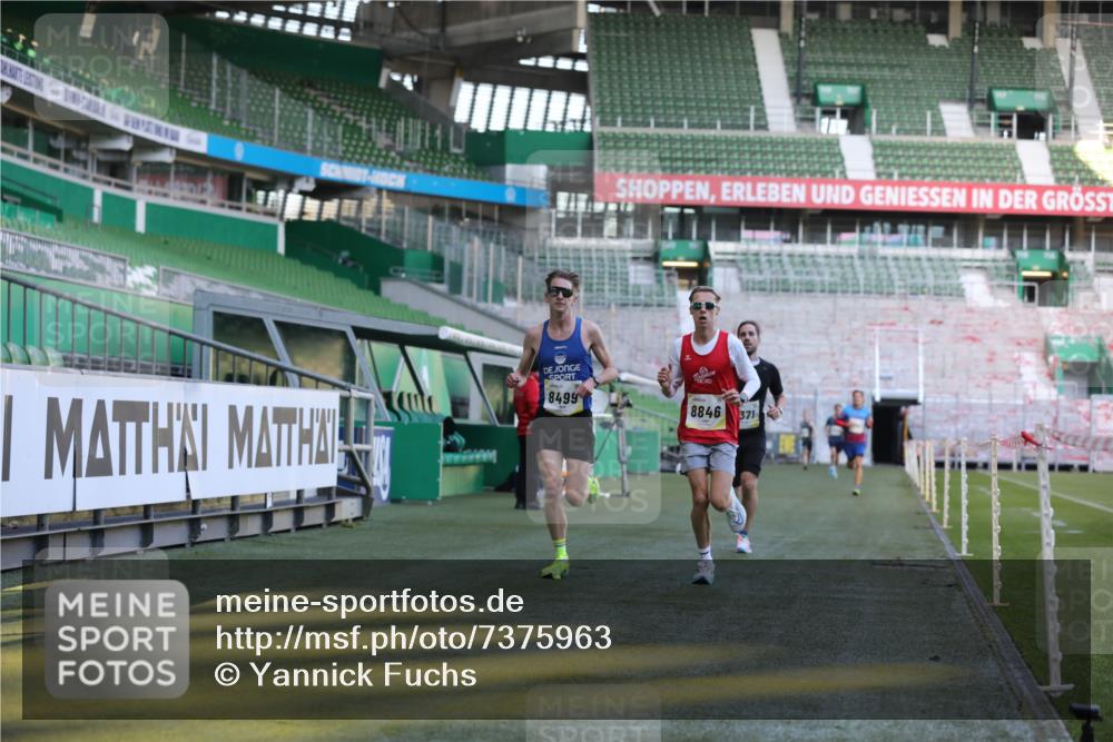 06.10.2024 - 19. swb-Marathon Bremen Yannick Fuchs http://msf.ph/oto/7375963 06.10.2024 10:17:53 Laufen im Stadion 8371, 8500, 8560, 8846, 9039 meine-sportfotos.de