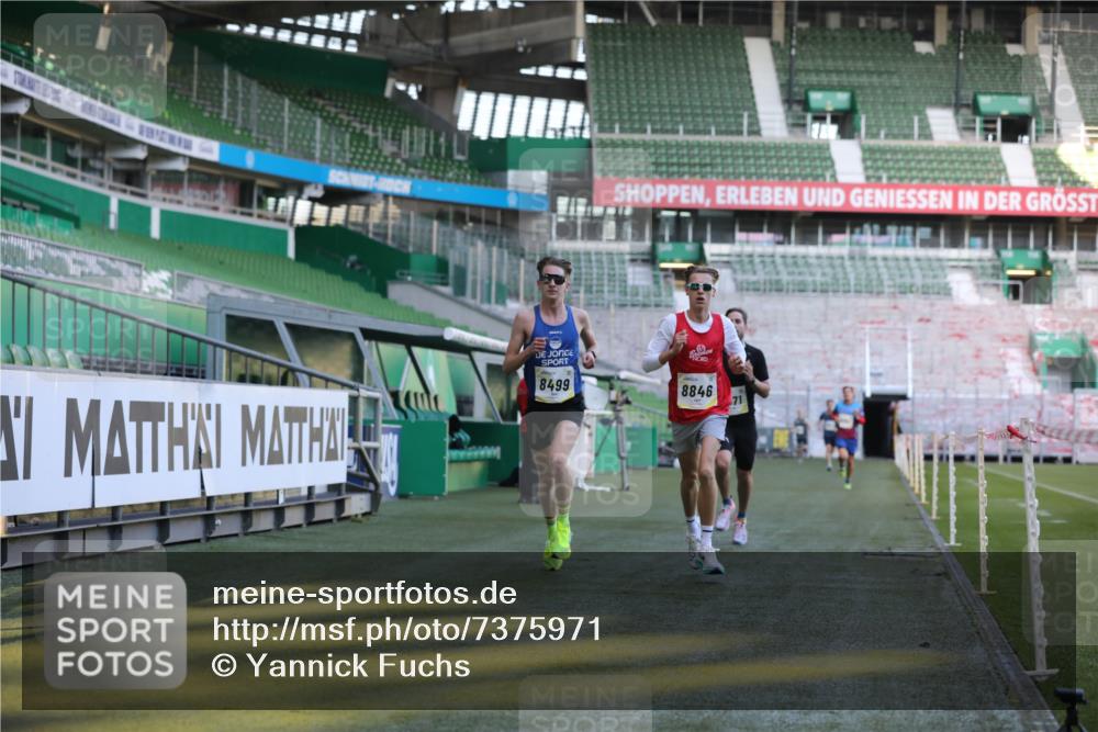 06.10.2024 - 19. swb-Marathon Bremen Yannick Fuchs http://msf.ph/oto/7375971 06.10.2024 10:17:53 Laufen im Stadion 8371, 8500, 8560, 8846, 9039 meine-sportfotos.de