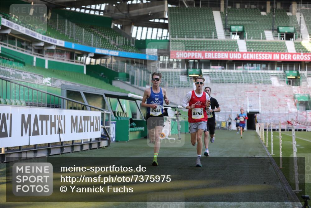 06.10.2024 - 19. swb-Marathon Bremen Yannick Fuchs http://msf.ph/oto/7375975 06.10.2024 10:17:53 Laufen im Stadion 8371, 8500, 8560, 8846, 9039 meine-sportfotos.de