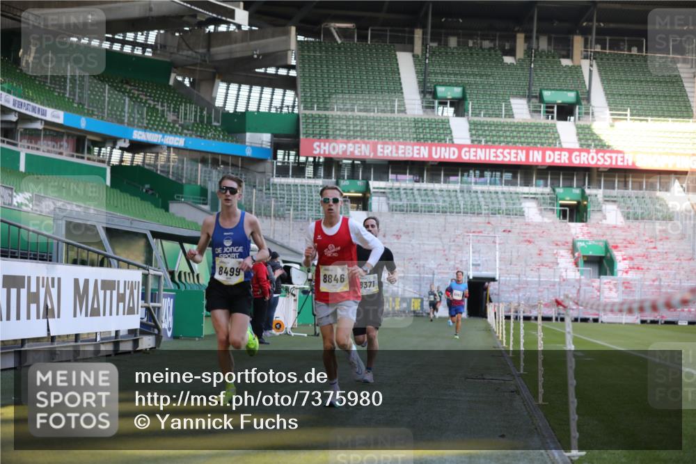 06.10.2024 - 19. swb-Marathon Bremen Yannick Fuchs http://msf.ph/oto/7375980 06.10.2024 10:17:54 Laufen im Stadion 8371, 8500, 8846, 9039 meine-sportfotos.de