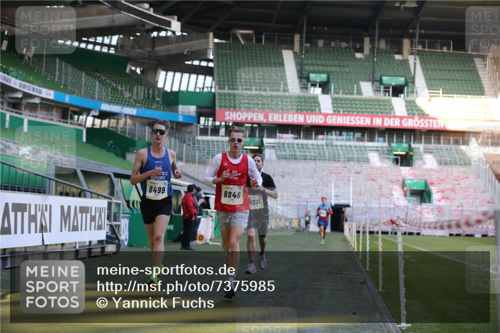06.10.2024 - 19. swb-Marathon Bremen Yannick Fuchs http://msf.ph/oto/7375985 06.10.2024 10:17:54 Laufen im Stadion 8371, 8500, 8846, 9039 meine-sportfotos.de
