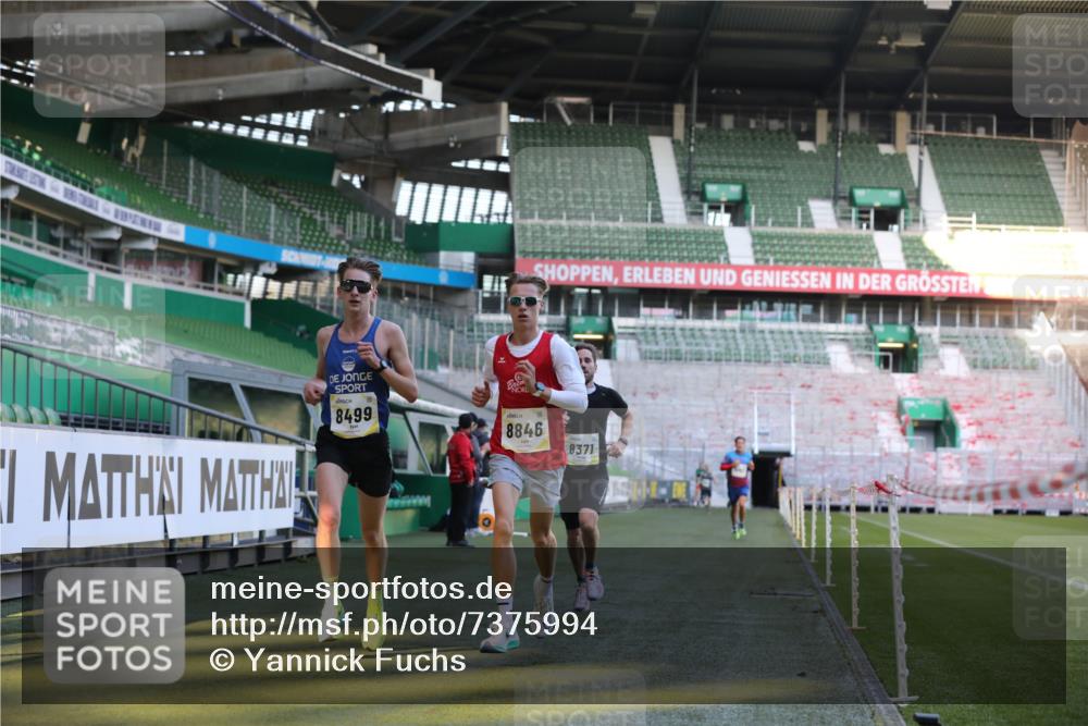 06.10.2024 - 19. swb-Marathon Bremen Yannick Fuchs http://msf.ph/oto/7375994 06.10.2024 10:17:54 Laufen im Stadion 8371, 8500, 8846, 9039 meine-sportfotos.de