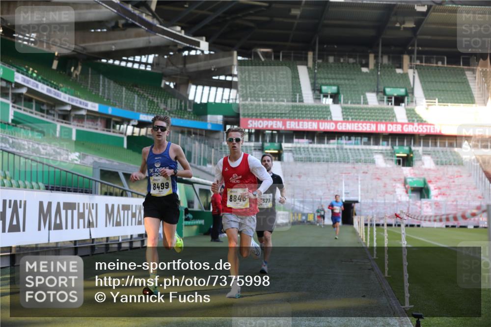 06.10.2024 - 19. swb-Marathon Bremen Yannick Fuchs http://msf.ph/oto/7375998 06.10.2024 10:17:54 Laufen im Stadion 8371, 8500, 8846, 9039 meine-sportfotos.de