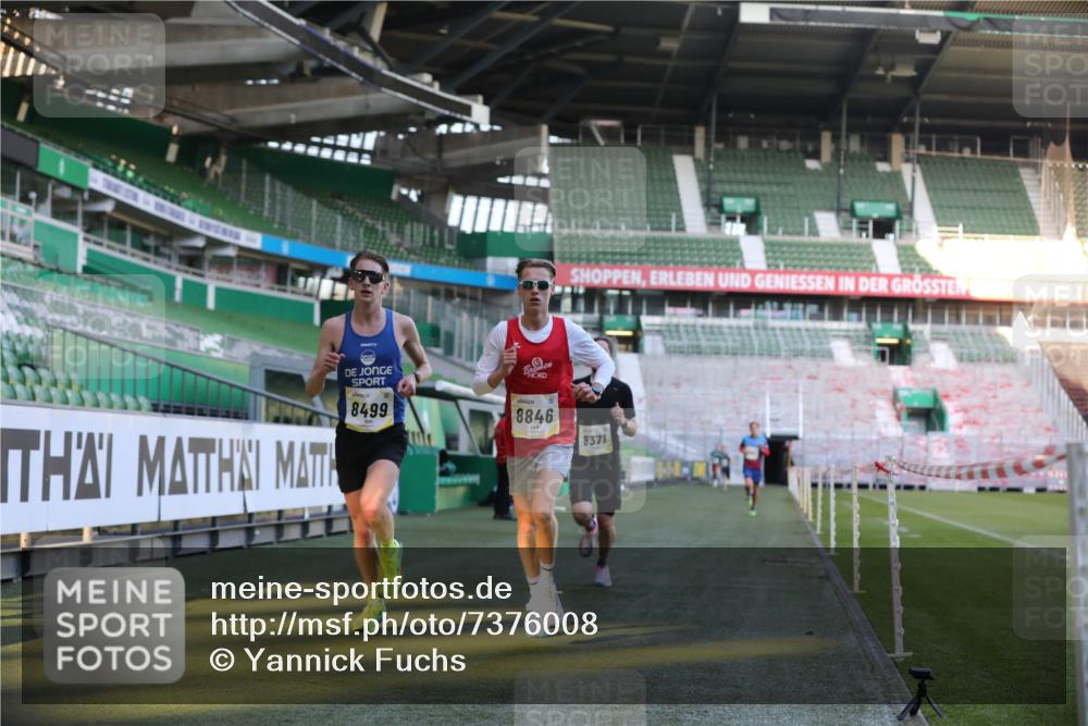 06.10.2024 - 19. swb-Marathon Bremen Yannick Fuchs http://msf.ph/oto/7376008 06.10.2024 10:17:55 Laufen im Stadion 8371, 8500, 8846, 9039, 9063 meine-sportfotos.de