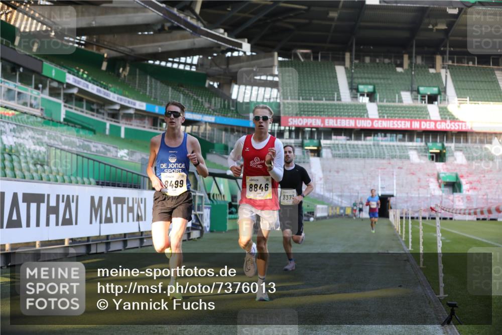 06.10.2024 - 19. swb-Marathon Bremen Yannick Fuchs http://msf.ph/oto/7376013 06.10.2024 10:17:55 Laufen im Stadion 8371, 8500, 8846, 9039, 9063 meine-sportfotos.de