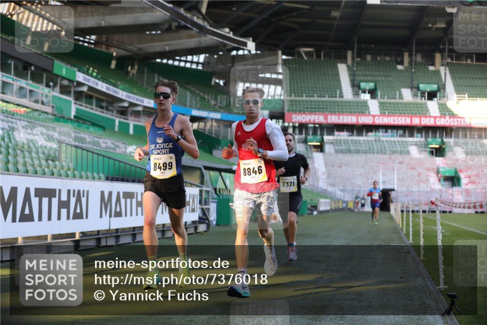 06.10.2024 - 19. swb-Marathon Bremen Yannick Fuchs http://msf.ph/oto/7376018 06.10.2024 10:17:55 Laufen im Stadion 8371, 8500, 8846, 9039, 9063 meine-sportfotos.de
