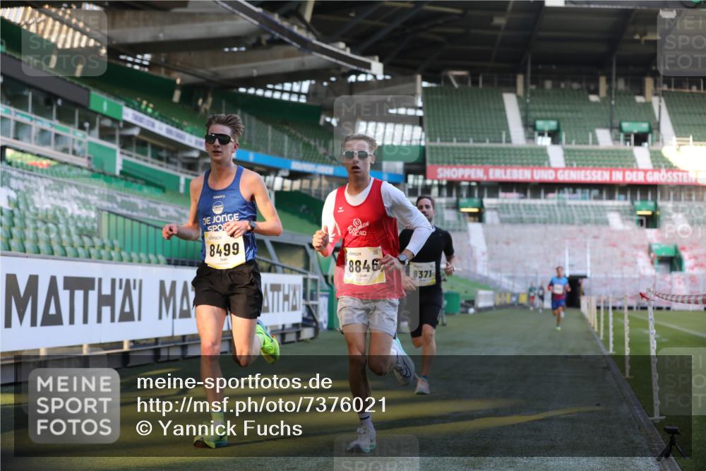 06.10.2024 - 19. swb-Marathon Bremen Yannick Fuchs http://msf.ph/oto/7376021 06.10.2024 10:17:55 Laufen im Stadion 8371, 8500, 8846, 9039, 9063 meine-sportfotos.de