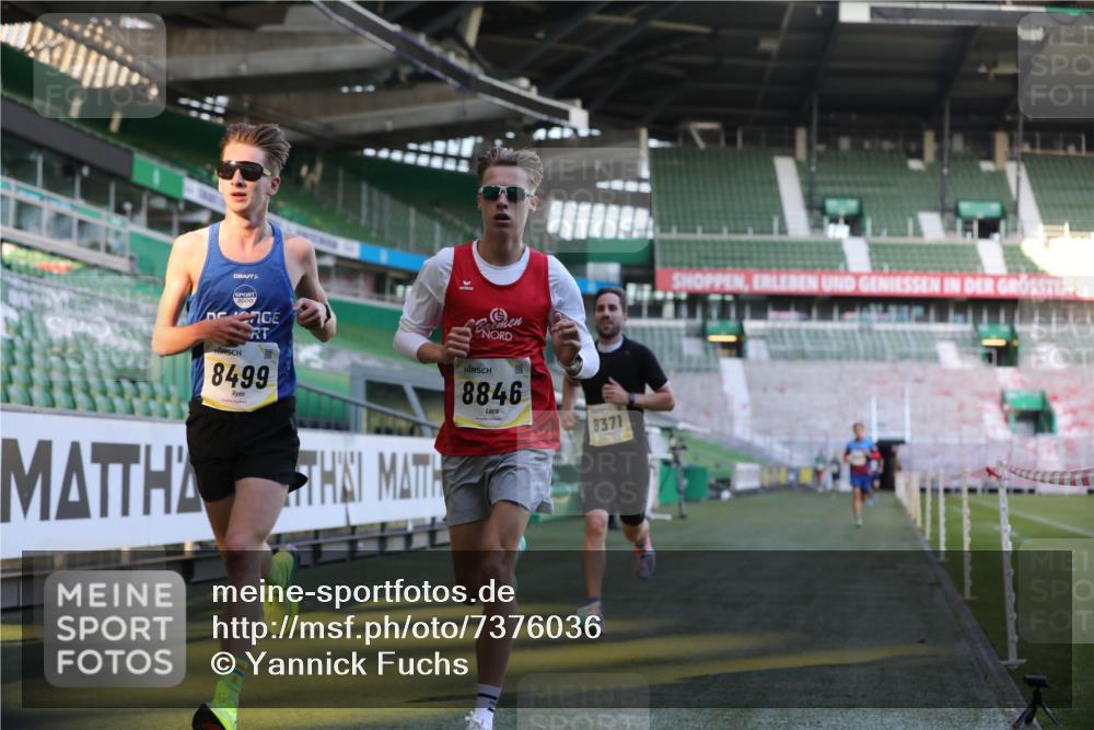 06.10.2024 - 19. swb-Marathon Bremen Yannick Fuchs http://msf.ph/oto/7376036 06.10.2024 10:17:55 Laufen im Stadion 8371, 8500, 8846, 9039, 9063 meine-sportfotos.de
