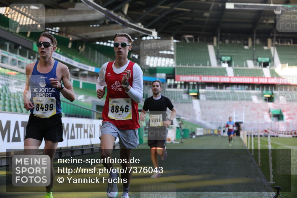 06.10.2024 - 19. swb-Marathon Bremen Yannick Fuchs http://msf.ph/oto/7376043 06.10.2024 10:17:56 Laufen im Stadion 8371, 8500, 8846, 9039, 9063 meine-sportfotos.de