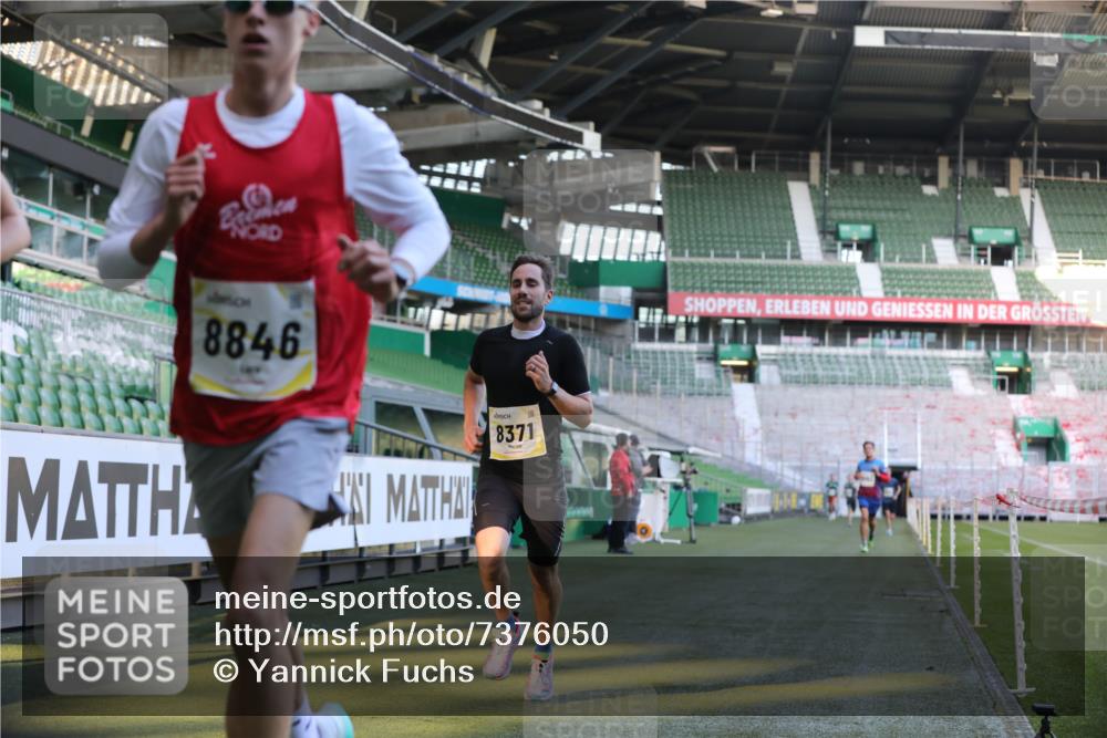 06.10.2024 - 19. swb-Marathon Bremen Yannick Fuchs http://msf.ph/oto/7376050 06.10.2024 10:17:56 Laufen im Stadion 8371, 8500, 8846, 9039, 9063 meine-sportfotos.de