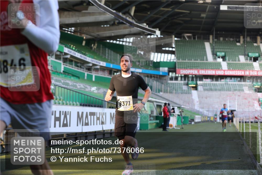 06.10.2024 - 19. swb-Marathon Bremen Yannick Fuchs http://msf.ph/oto/7376066 06.10.2024 10:17:56 Laufen im Stadion 8371, 8500, 8846, 9039, 9063 meine-sportfotos.de