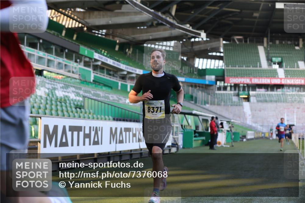 06.10.2024 - 19. swb-Marathon Bremen Yannick Fuchs http://msf.ph/oto/7376068 06.10.2024 10:17:56 Laufen im Stadion 8371, 8500, 8846, 9039, 9063 meine-sportfotos.de