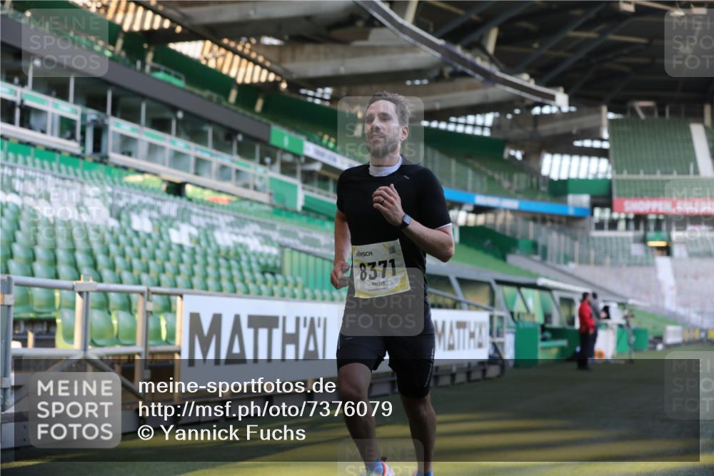 06.10.2024 - 19. swb-Marathon Bremen Yannick Fuchs http://msf.ph/oto/7376079 06.10.2024 10:17:57 Laufen im Stadion 8371, 8500, 8846, 9039, 9063 meine-sportfotos.de