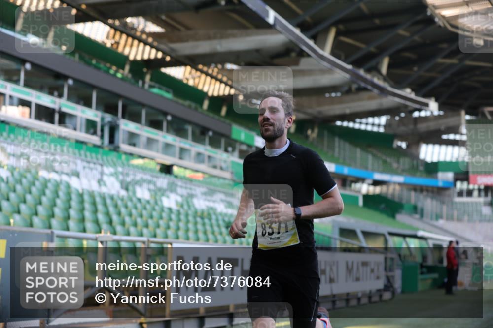 06.10.2024 - 19. swb-Marathon Bremen Yannick Fuchs http://msf.ph/oto/7376084 06.10.2024 10:17:57 Laufen im Stadion 8371, 8500, 8846, 9039, 9063 meine-sportfotos.de