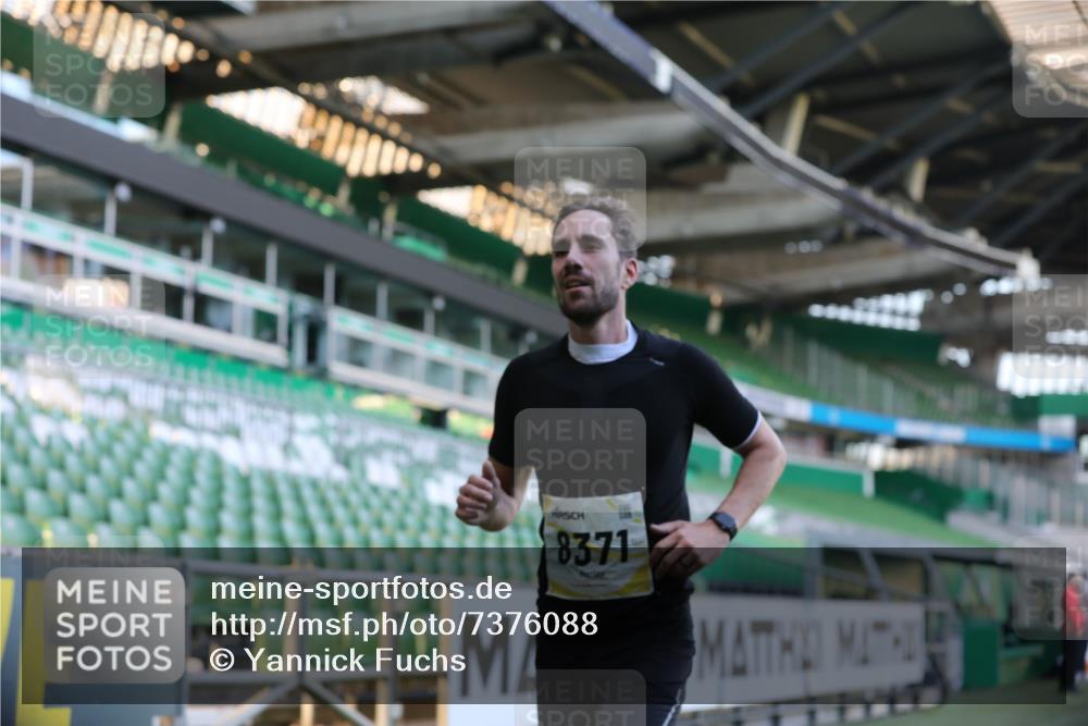 06.10.2024 - 19. swb-Marathon Bremen Yannick Fuchs http://msf.ph/oto/7376088 06.10.2024 10:17:57 Laufen im Stadion 8371, 8500, 8846, 9039, 9063 meine-sportfotos.de