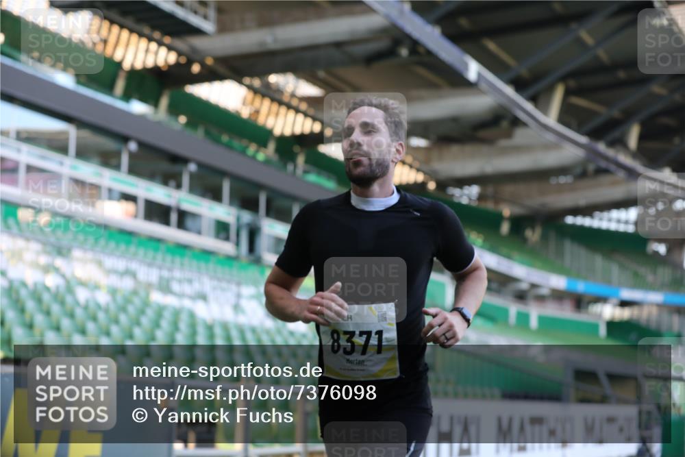 06.10.2024 - 19. swb-Marathon Bremen Yannick Fuchs http://msf.ph/oto/7376098 06.10.2024 10:17:57 Laufen im Stadion 8371, 8500, 8846, 9039, 9063 meine-sportfotos.de