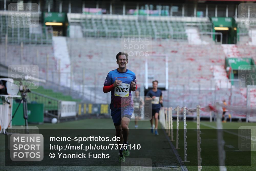 06.10.2024 - 19. swb-Marathon Bremen Yannick Fuchs http://msf.ph/oto/7376140 06.10.2024 10:17:59 Laufen im Stadion 8371, 8500, 8513, 8846, 9039, 9063 meine-sportfotos.de