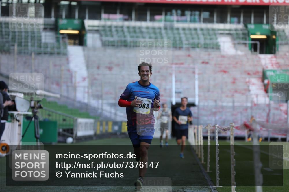 06.10.2024 - 19. swb-Marathon Bremen Yannick Fuchs http://msf.ph/oto/7376147 06.10.2024 10:17:59 Laufen im Stadion 8371, 8500, 8513, 8846, 9039, 9063 meine-sportfotos.de