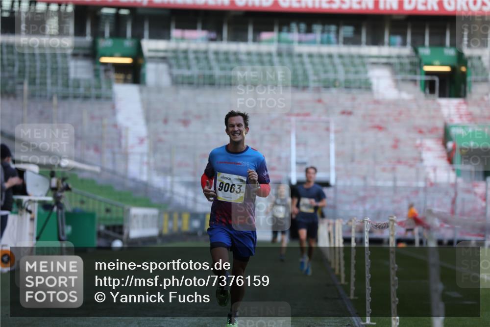 06.10.2024 - 19. swb-Marathon Bremen Yannick Fuchs http://msf.ph/oto/7376159 06.10.2024 10:17:59 Laufen im Stadion 8371, 8500, 8513, 8846, 9039, 9063 meine-sportfotos.de