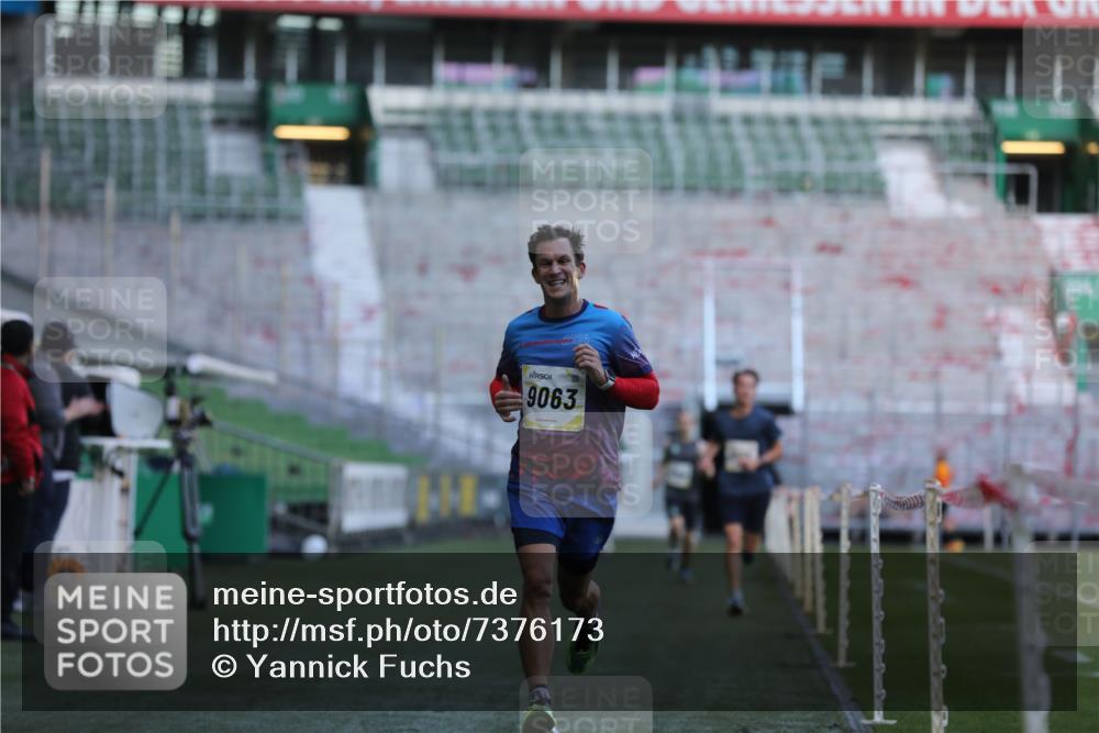 06.10.2024 - 19. swb-Marathon Bremen Yannick Fuchs http://msf.ph/oto/7376173 06.10.2024 10:17:59 Laufen im Stadion 8371, 8500, 8513, 8846, 9039, 9063 meine-sportfotos.de