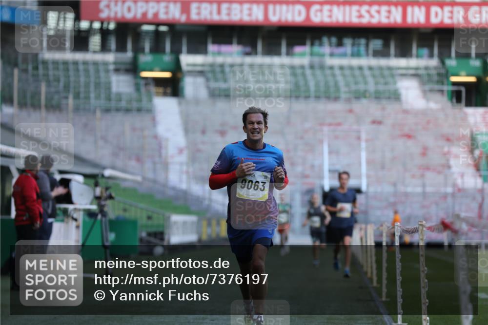 06.10.2024 - 19. swb-Marathon Bremen Yannick Fuchs http://msf.ph/oto/7376197 06.10.2024 10:18:00 Laufen im Stadion 8371, 8500, 8513, 8846, 9039, 9063 meine-sportfotos.de