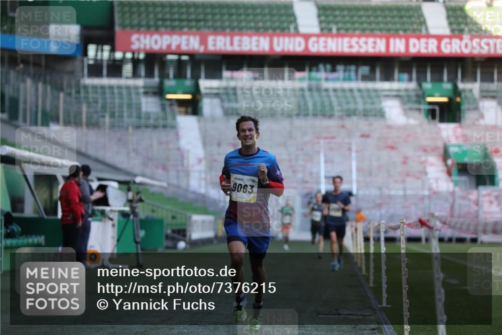 06.10.2024 - 19. swb-Marathon Bremen Yannick Fuchs http://msf.ph/oto/7376215 06.10.2024 10:18:00 Laufen im Stadion 8371, 8500, 8513, 8846, 9039, 9063 meine-sportfotos.de