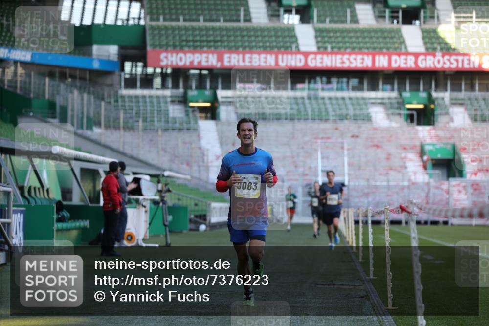 06.10.2024 - 19. swb-Marathon Bremen Yannick Fuchs http://msf.ph/oto/7376223 06.10.2024 10:18:00 Laufen im Stadion 8371, 8500, 8513, 8846, 9039, 9063 meine-sportfotos.de