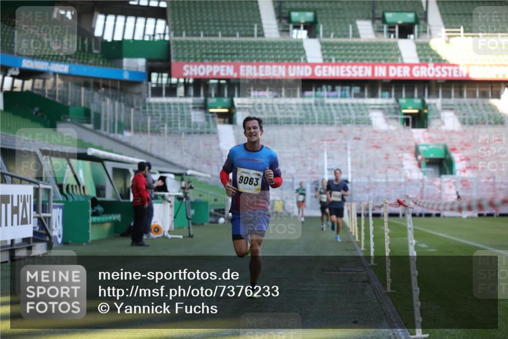 06.10.2024 - 19. swb-Marathon Bremen Yannick Fuchs http://msf.ph/oto/7376233 06.10.2024 10:18:00 Laufen im Stadion 8371, 8500, 8513, 8846, 9039, 9063 meine-sportfotos.de