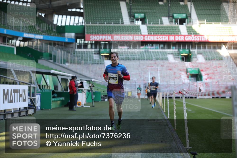 06.10.2024 - 19. swb-Marathon Bremen Yannick Fuchs http://msf.ph/oto/7376236 06.10.2024 10:18:01 Laufen im Stadion 8371, 8500, 8513, 8846, 9039, 9063 meine-sportfotos.de