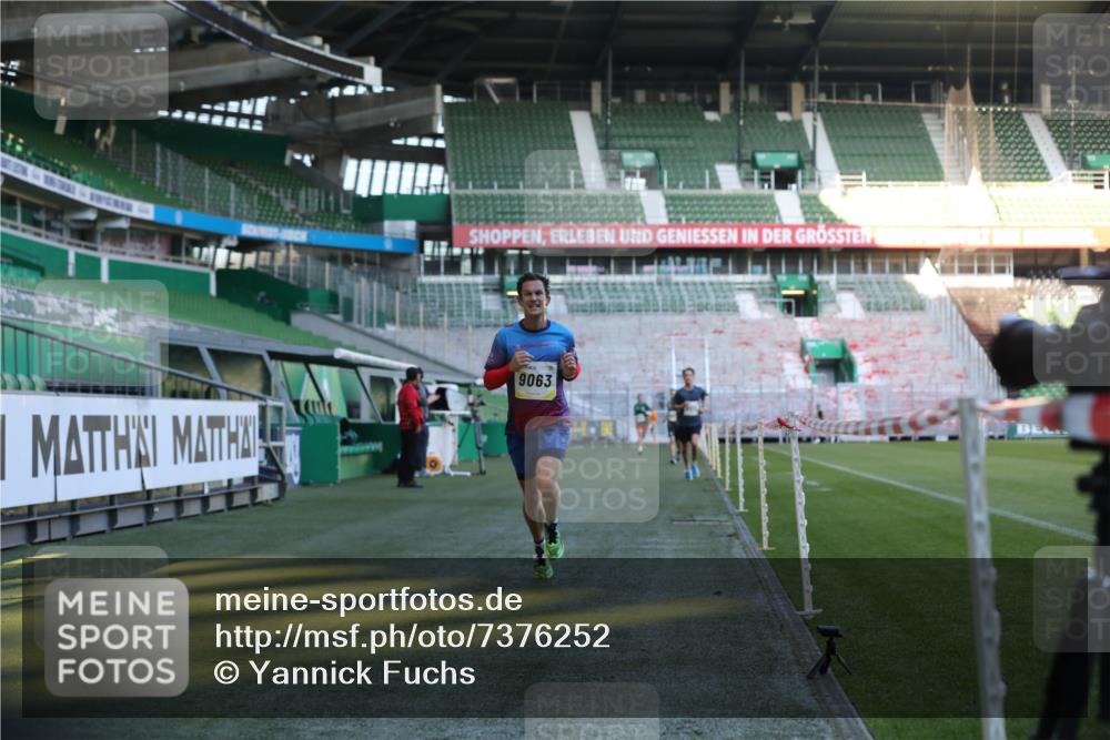 06.10.2024 - 19. swb-Marathon Bremen Yannick Fuchs http://msf.ph/oto/7376252 06.10.2024 10:18:01 Laufen im Stadion 8371, 8500, 8513, 8846, 9039, 9063 meine-sportfotos.de