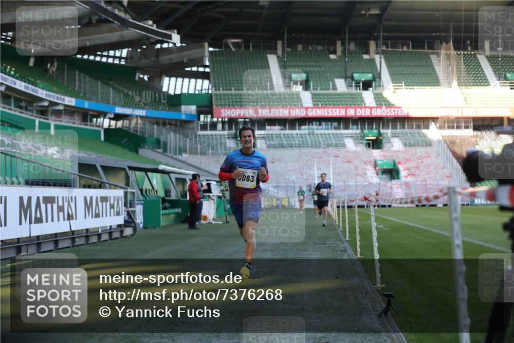 06.10.2024 - 19. swb-Marathon Bremen Yannick Fuchs http://msf.ph/oto/7376268 06.10.2024 10:18:01 Laufen im Stadion 8371, 8500, 8513, 8846, 9039, 9063 meine-sportfotos.de