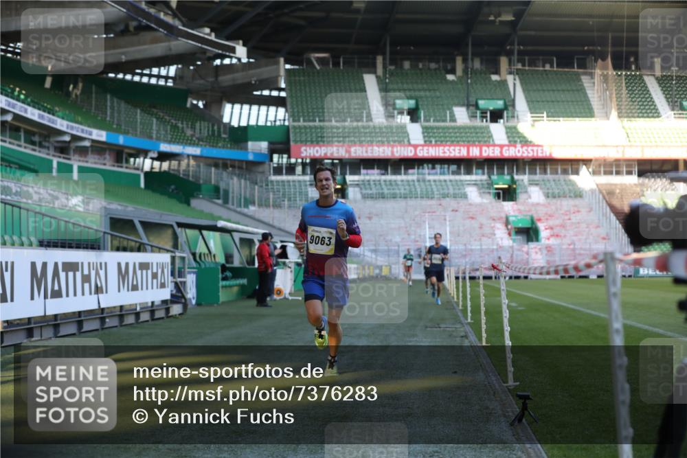 06.10.2024 - 19. swb-Marathon Bremen Yannick Fuchs http://msf.ph/oto/7376283 06.10.2024 10:18:01 Laufen im Stadion 8371, 8500, 8513, 8846, 9039, 9063 meine-sportfotos.de