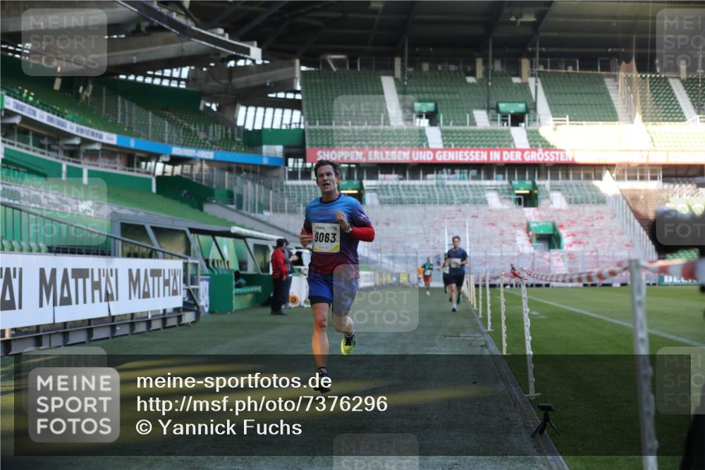 06.10.2024 - 19. swb-Marathon Bremen Yannick Fuchs http://msf.ph/oto/7376296 06.10.2024 10:18:01 Laufen im Stadion 8371, 8500, 8513, 8846, 9039, 9063 meine-sportfotos.de
