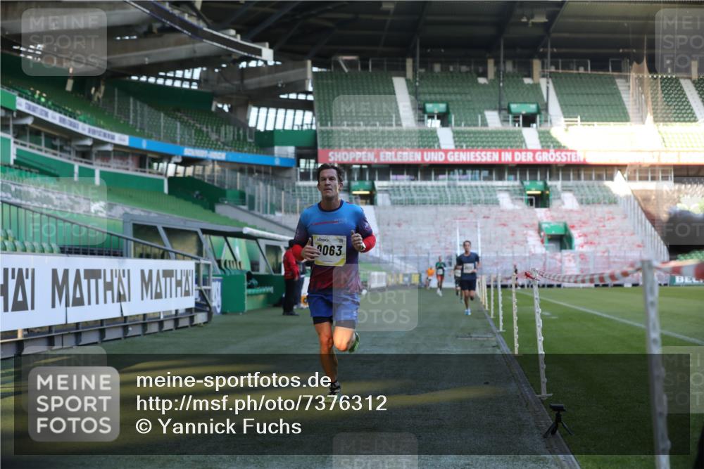 06.10.2024 - 19. swb-Marathon Bremen Yannick Fuchs http://msf.ph/oto/7376312 06.10.2024 10:18:01 Laufen im Stadion 8371, 8500, 8513, 8846, 9039, 9063 meine-sportfotos.de
