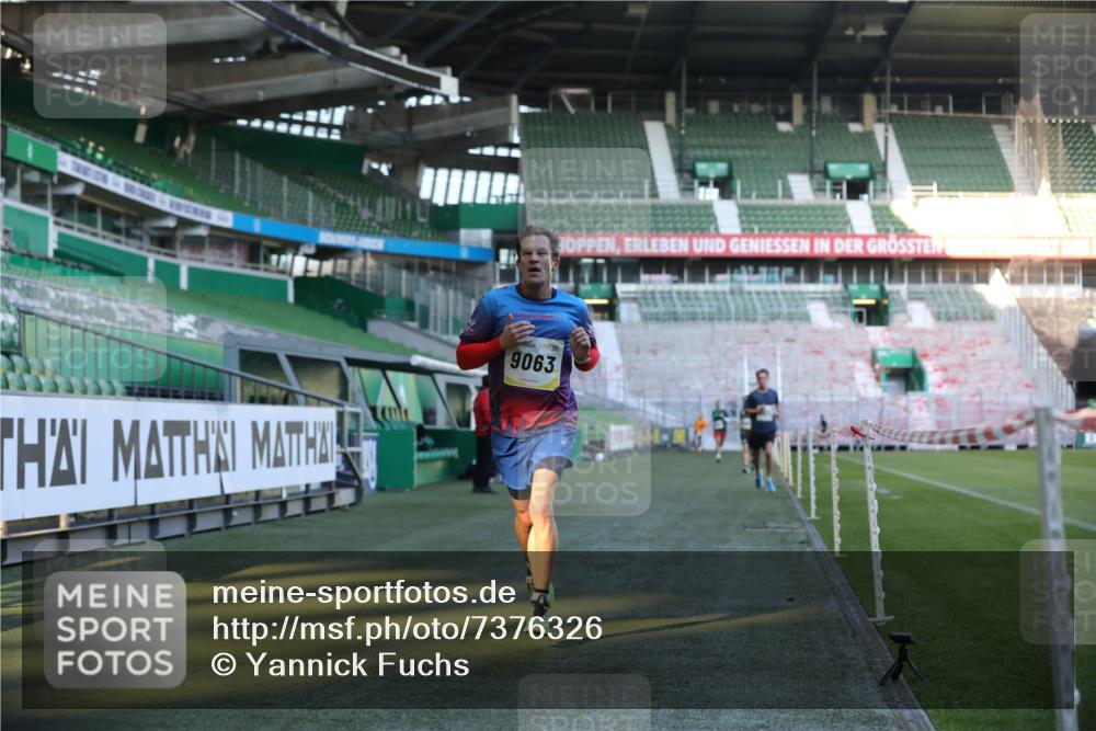 06.10.2024 - 19. swb-Marathon Bremen Yannick Fuchs http://msf.ph/oto/7376326 06.10.2024 10:18:02 Laufen im Stadion 8371, 8500, 8513, 8780, 8846, 9039, 9063 meine-sportfotos.de