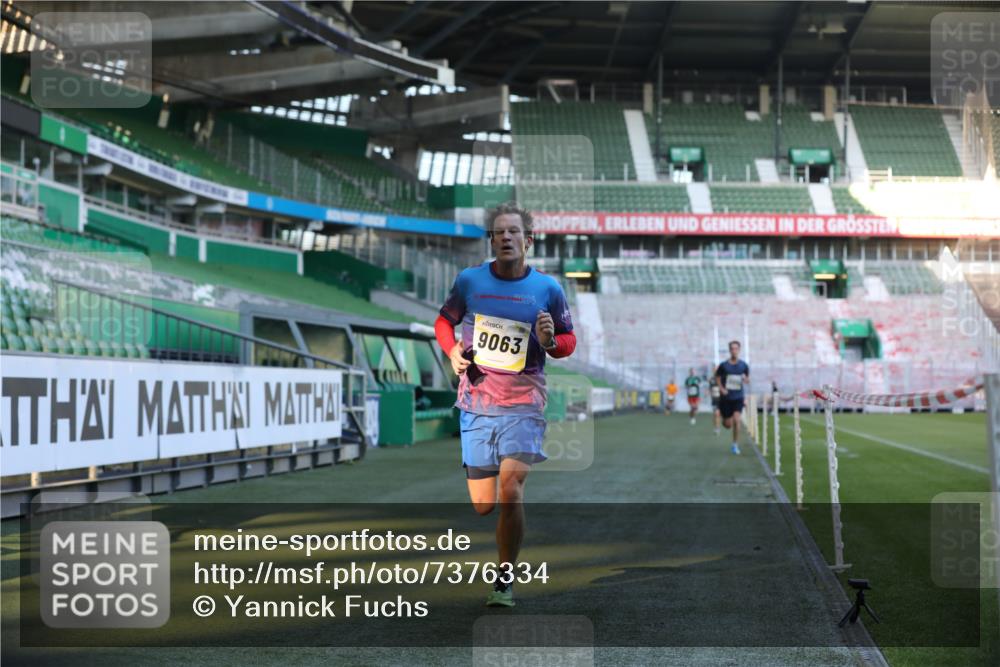 06.10.2024 - 19. swb-Marathon Bremen Yannick Fuchs http://msf.ph/oto/7376334 06.10.2024 10:18:02 Laufen im Stadion 8371, 8500, 8513, 8780, 8846, 9039, 9063 meine-sportfotos.de