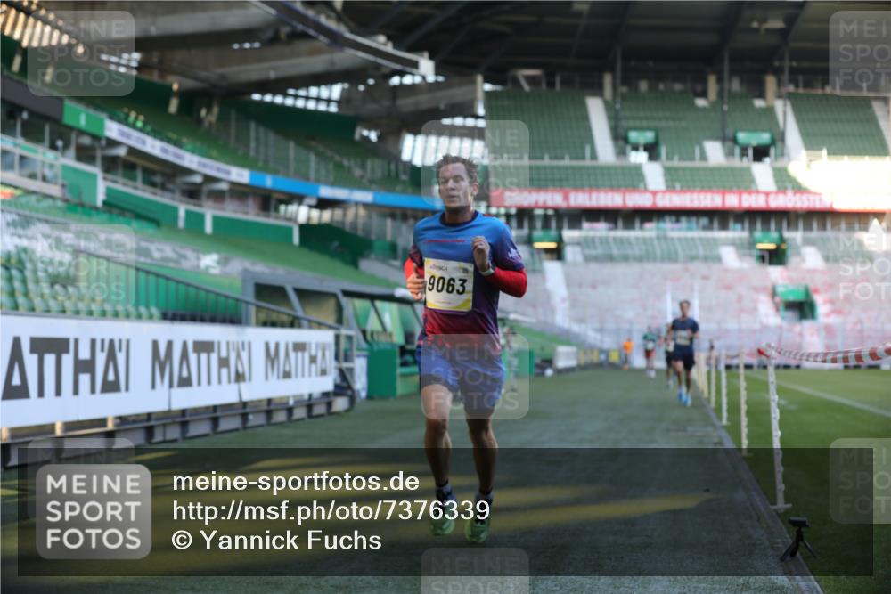 06.10.2024 - 19. swb-Marathon Bremen Yannick Fuchs http://msf.ph/oto/7376339 06.10.2024 10:18:02 Laufen im Stadion 8371, 8500, 8513, 8780, 8846, 9039, 9063 meine-sportfotos.de